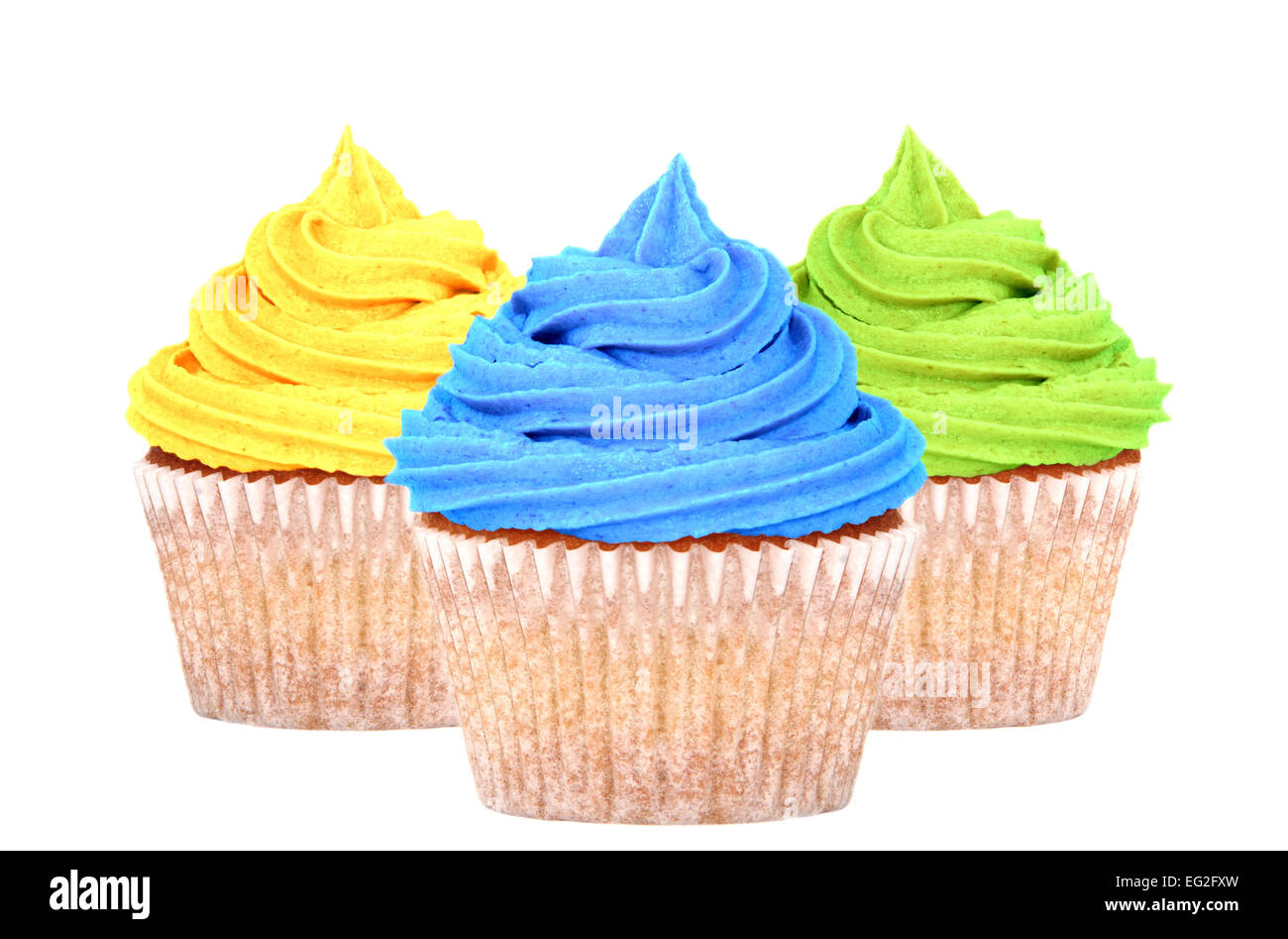 Drei-Cupcakes mit bunten gelben, blauen und grünen Zuckerguss isoliert auf weißem Hintergrund Stockfoto