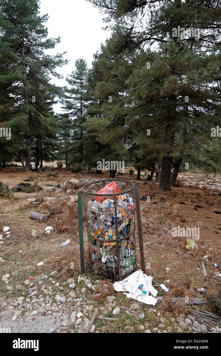 Volle Mülltonne im Phobjikha Tal auch oft bekannt als Gangtey oder Gangtay in Zentral-Bhutan Stockfoto