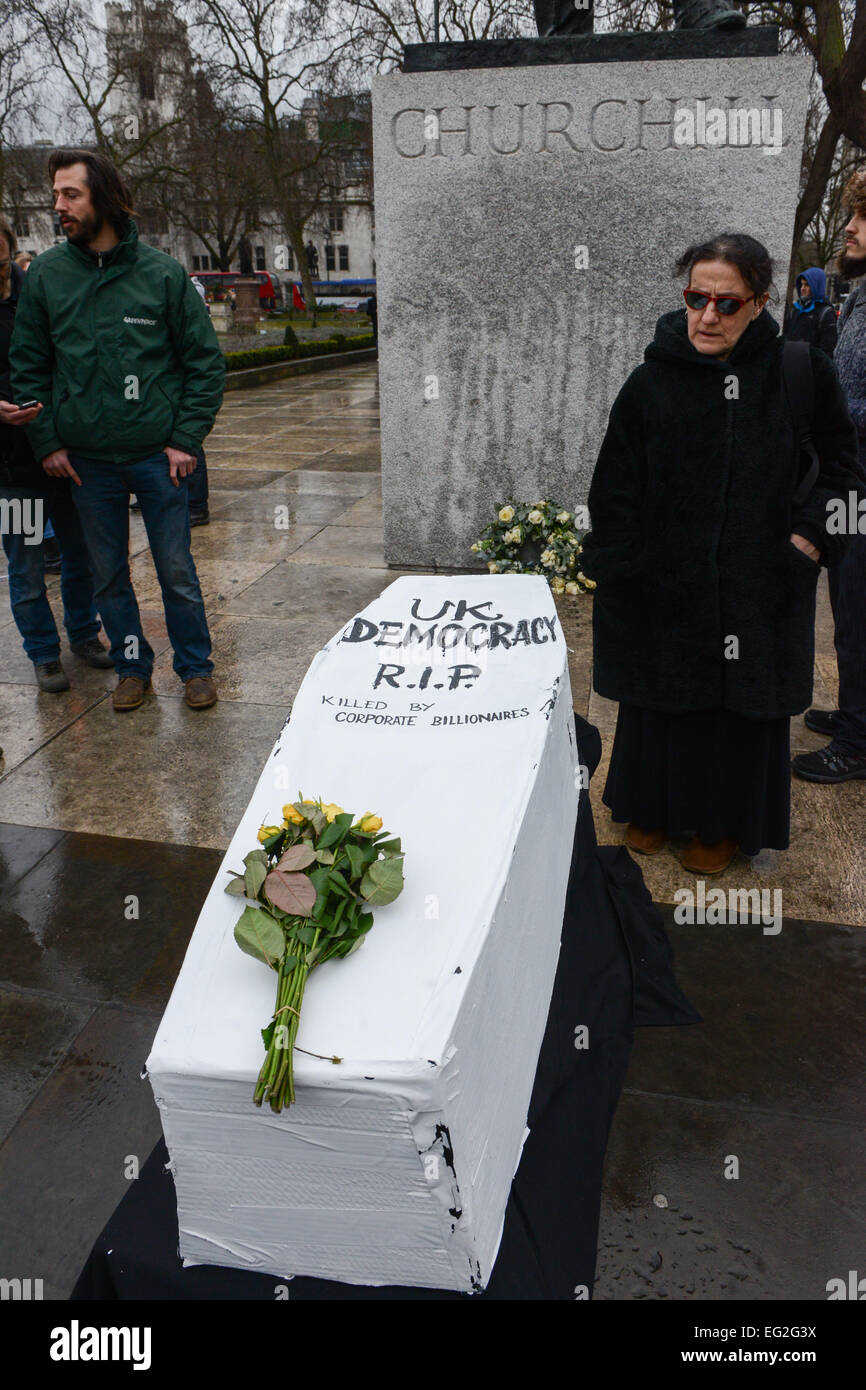 Parliament Square, London, UK. 14. Februar 2015. Besetzen Sie Demokratie Demonstrant Mark the Death of Democracy in Parliament Square. Bildnachweis: Matthew Chattle/Alamy Live-Nachrichten Stockfoto