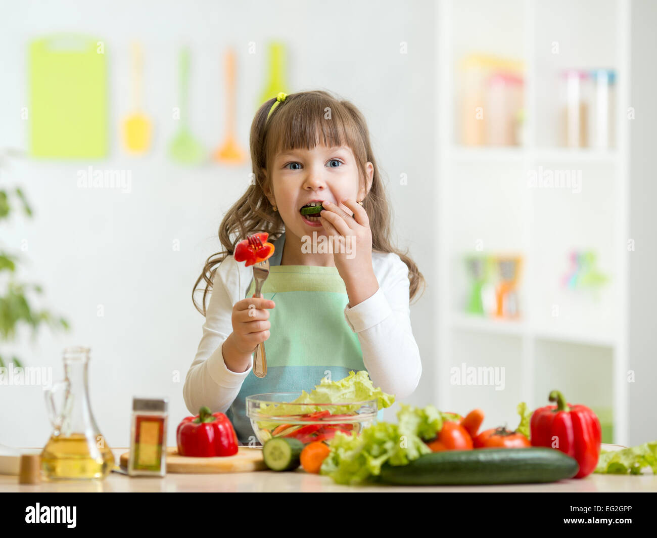 Kind Mädchen essen gesundes Gemüse Stockfoto