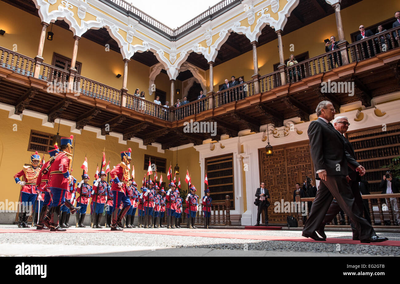 Lima, Peru. 14. Februar 2015. Bundesminister für Foreign Affairs Frank-Walter Steinmeier (R) wird von der peruanischen Minister für auswärtige Angelegenheiten Gonzalo Gutierrez Reinel mit militärischen Ehren vor dem Außenministerium in Lima, Peru, 14. Februar 2015 empfangen. Außenminister Steinmeier wird auf seine 5-Tage-Reise durch Südamerika von einer Wirtschaftsdelegation begleitet. Foto: BERND VON JUTRCZENKA/Dpa/Alamy Live-Nachrichten Stockfoto