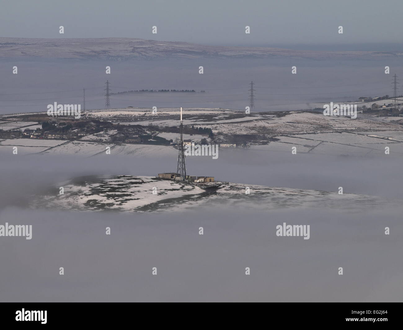 Wharmton TV-Mast in einem Meer von Cloud. Stockfoto