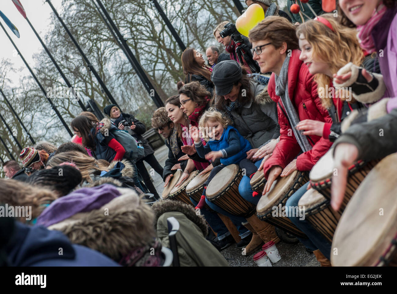 London, UK. 14. Februar 2015. 1 Milliarde steigen Veranstaltung Marmor Arch London.  Trommeln, tanzen und steigen!   Von PR Lynne Franks organisierte mit Gäste prominente UK PolitikerInnen Yvette Cooper und Stella Creasy Veranstaltung am Marble Arch. Kampagne ist jetzt im dritten Jahr.   Um zu markieren, ändern Protest und Effekt, dass eine von drei Frauen auf dem Planeten werden vergewaltigt oder geschlagen in ihrem Leben. Das ist eine Milliarde Frauen. Einer von zwanzig Kinder unter achtzehn Jahren sexuell, im Vereinigten Königreich missbraucht werden, neunzig Prozent von jemandem wissen sie. Bildnachweis: roger Parkes/Alamy Live-Nachrichten Stockfoto
