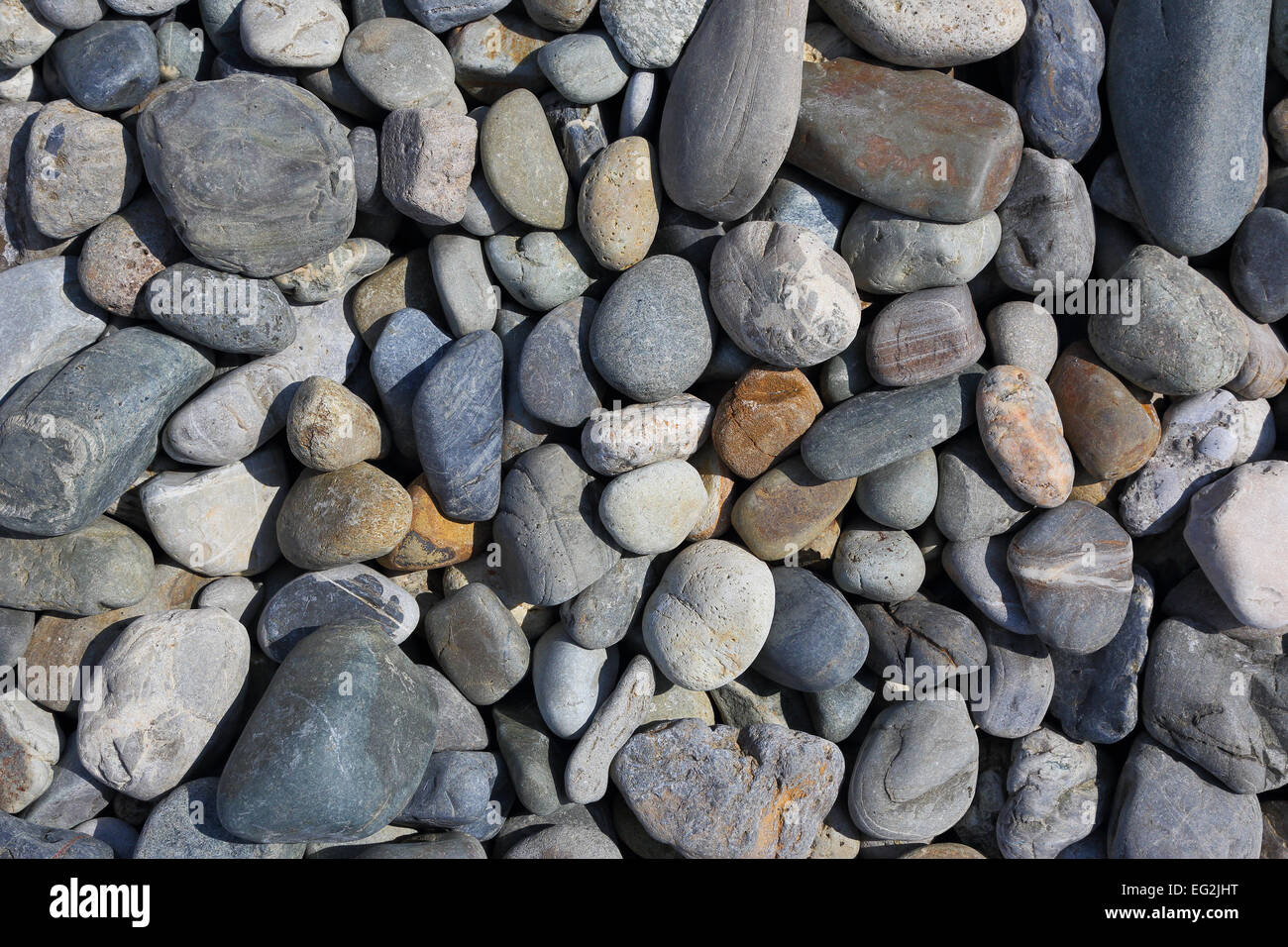 Kieselsteinen in verschiedenen Farben liegen am Ufer des Meeres Stockfoto