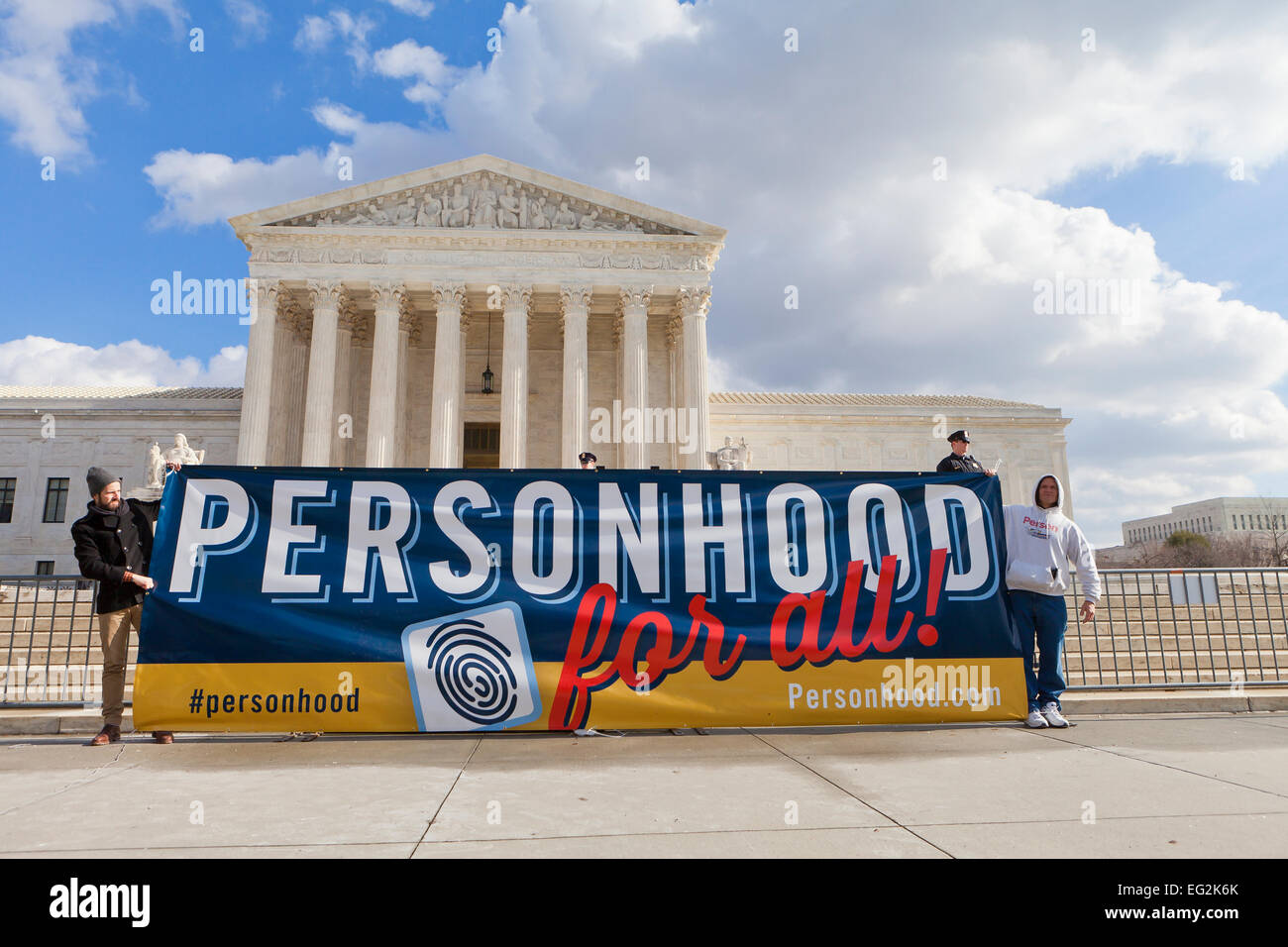 Washington DC, USA. 22. Januar 2015. Pro-Life-Fans stehen vor dem Supreme Court Gebäude Stockfoto