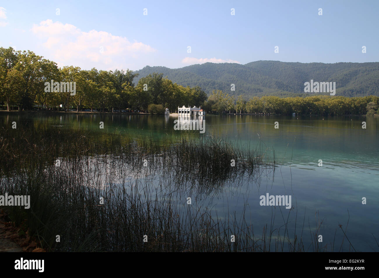 Bootshaus am See von Banyoles (Estany de Banyoles) befindet sich in der Pla de Estany, Provinz Girona, Katalonien, Spanien Stockfoto