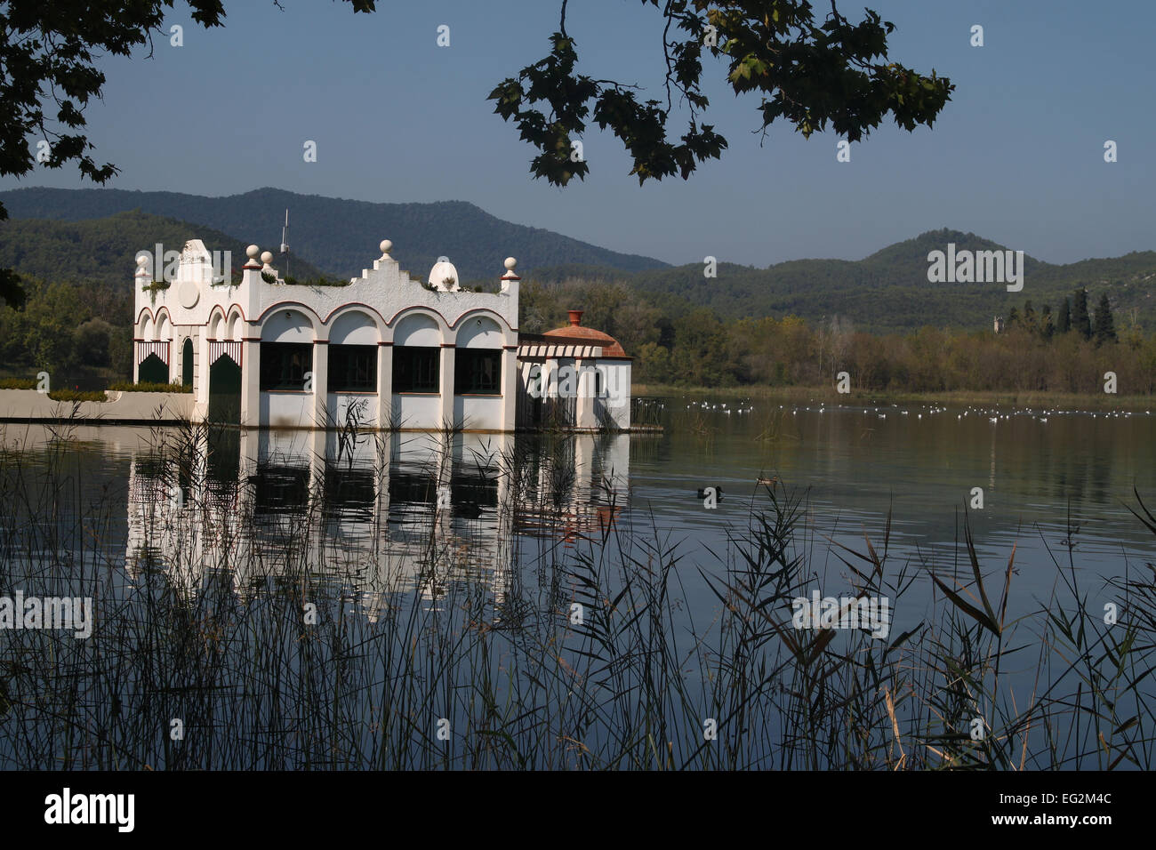 Bootshaus am See von Banyoles (Estany de Banyoles) befindet sich in der Pla de Estany, Provinz Girona, Katalonien, Spanien Stockfoto