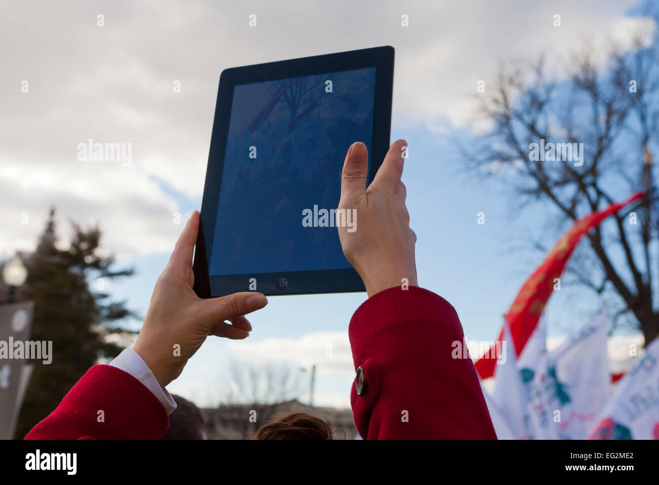 Frau, die Videoaufnahmen im Freien auch mit iPad - USA Stockfoto