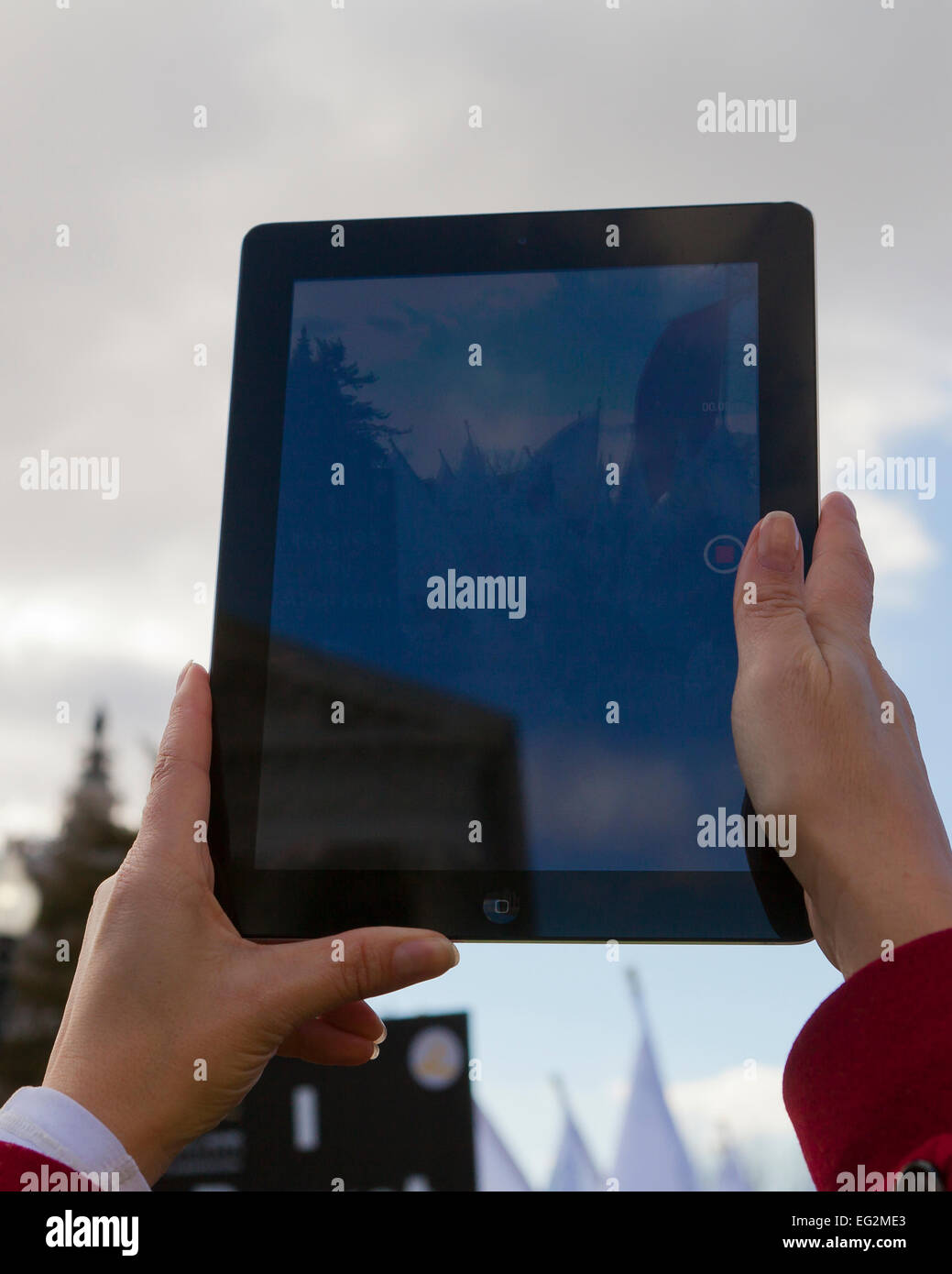 Frau, die Videoaufnahmen im Freien auch mit iPad - USA Stockfoto