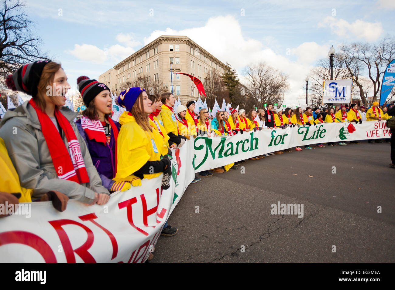 Washington DC, USA. 22. Januar 2015. Pro-Life-Anhänger März tragen Schilder auf das Gebäude des Obersten Gerichtshofs Stockfoto