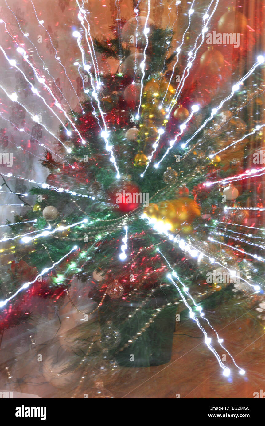 Weihnachtsbaum, Zoom Burst Langzeitbelichtung Foto Technik über 4 Sekunden f11 ISO 400. Stockfoto