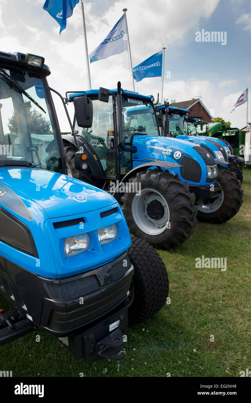 Anzeige von landwirtschaftlichen Maschinen (neue blaue Landini Traktoren) geparkten Seite an Seite auf einem Messestand bei der Great Yorkshire, England, GB, UK. Stockfoto