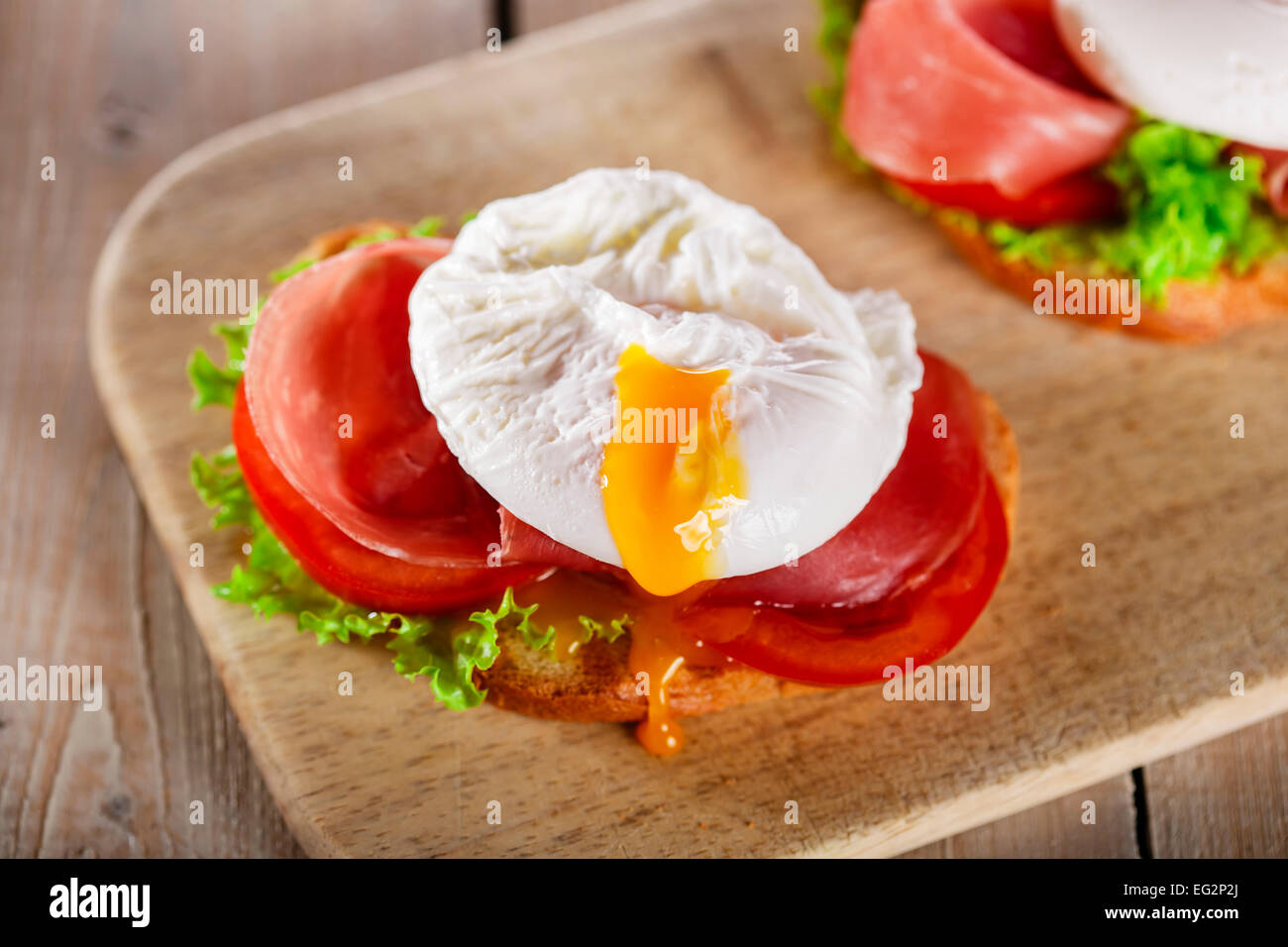 Sandwich mit Schinken und Spiegelei Tomaten Stockfoto