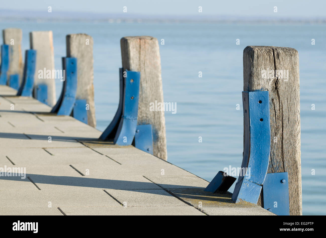 Pier Holzpfähle mit blauen Stahlverstärkung Stockfoto