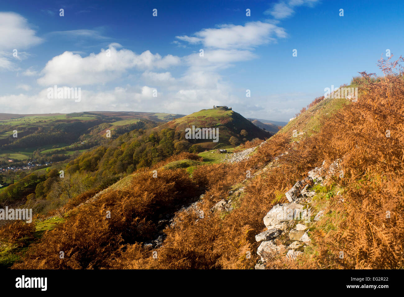 Castell Dinas Bran Burgruine auf Hügel über Vale und Stadt von Llangollen im Herbst Denbighshire North East Wales UK Stockfoto