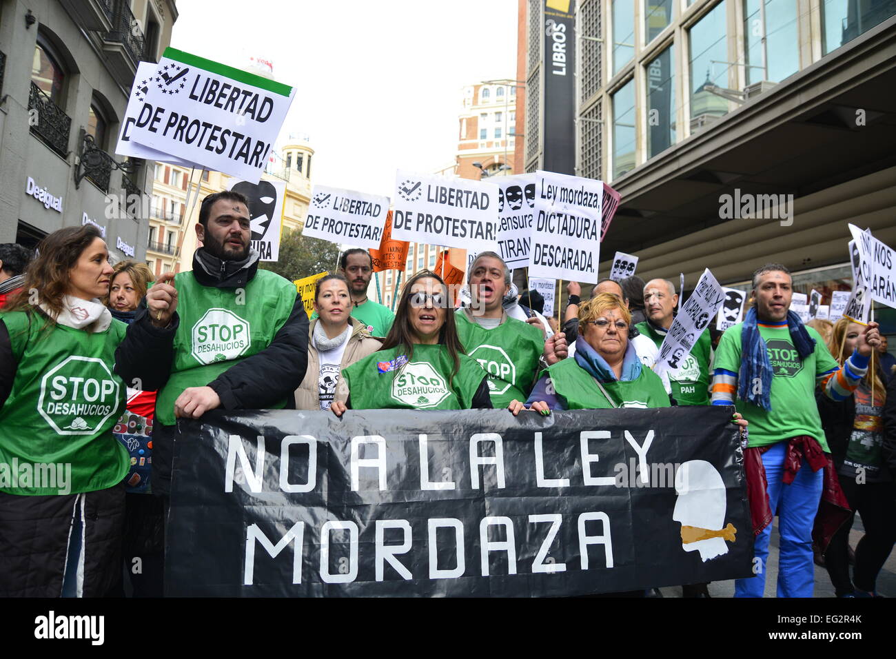Menschen, die mit einem Banner gegen Maulkorbgesetz (Citizen Sozialrecht) während einer Demonstration in Madrid. 14. Februar 2015. Stockfoto