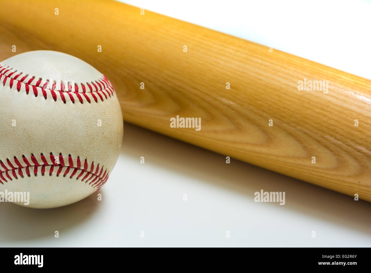 Hölzerne Baseballschläger auf Lederball auf weißem Hintergrund Stockfoto Hölzerne Baseballschläger auf Lederball auf weißem Hintergrund Stockfoto