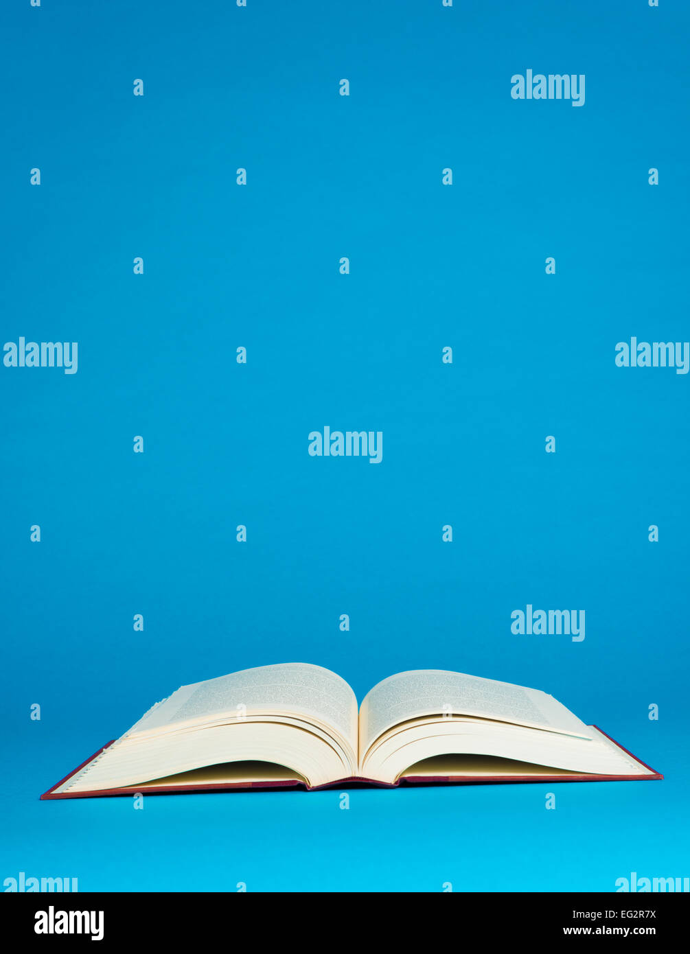 Offenes Buch auf blauem Hintergrund mit Textfreiraum Stockfoto