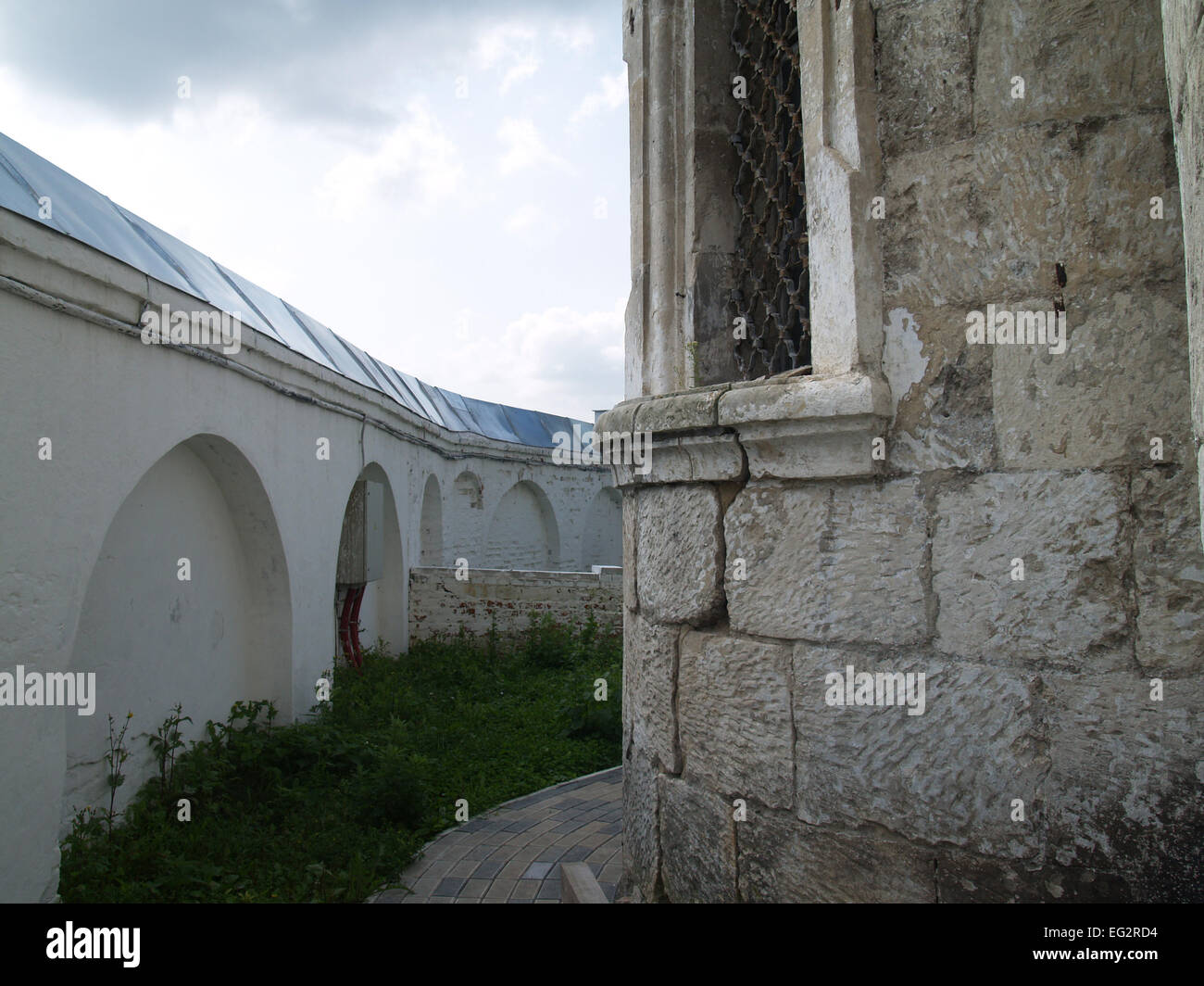 Weißen Steinmauer in einem Kloster in Vladimir, Goldener Ring Stockfoto