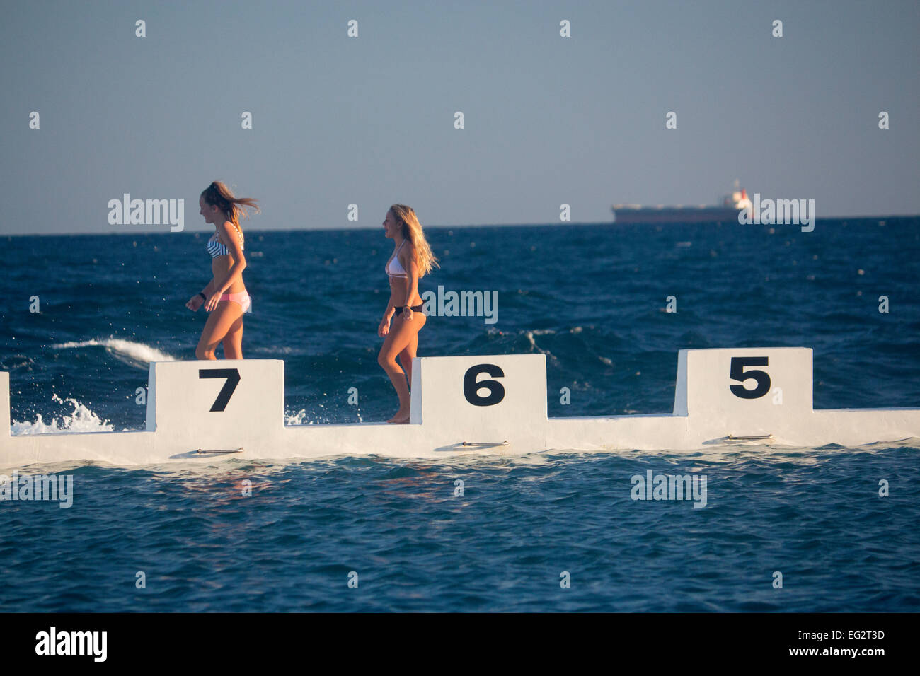 Merewether Ocean Bäder zwei junge Weibchen (Teenager) Frauen zu Fuß entlang des Pools Newcastle New South Wales NSW Australia Stockfoto