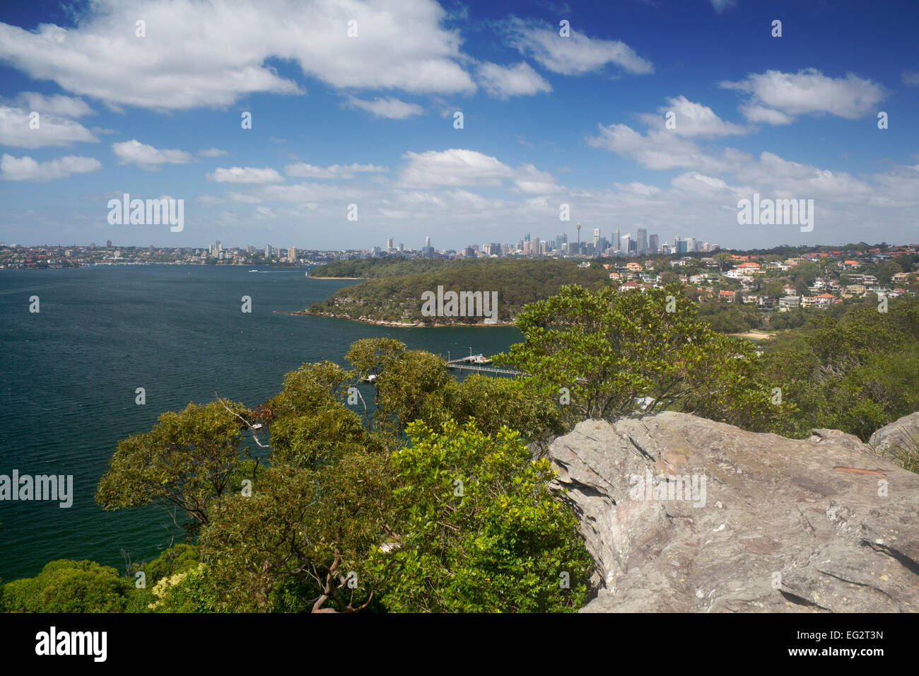 Blick von Georges Kopf Lookout über Middle Harbour Chowder Bucht und Skyline von CBD Stadt Sydney New South Wales NSW Australia Stockfoto