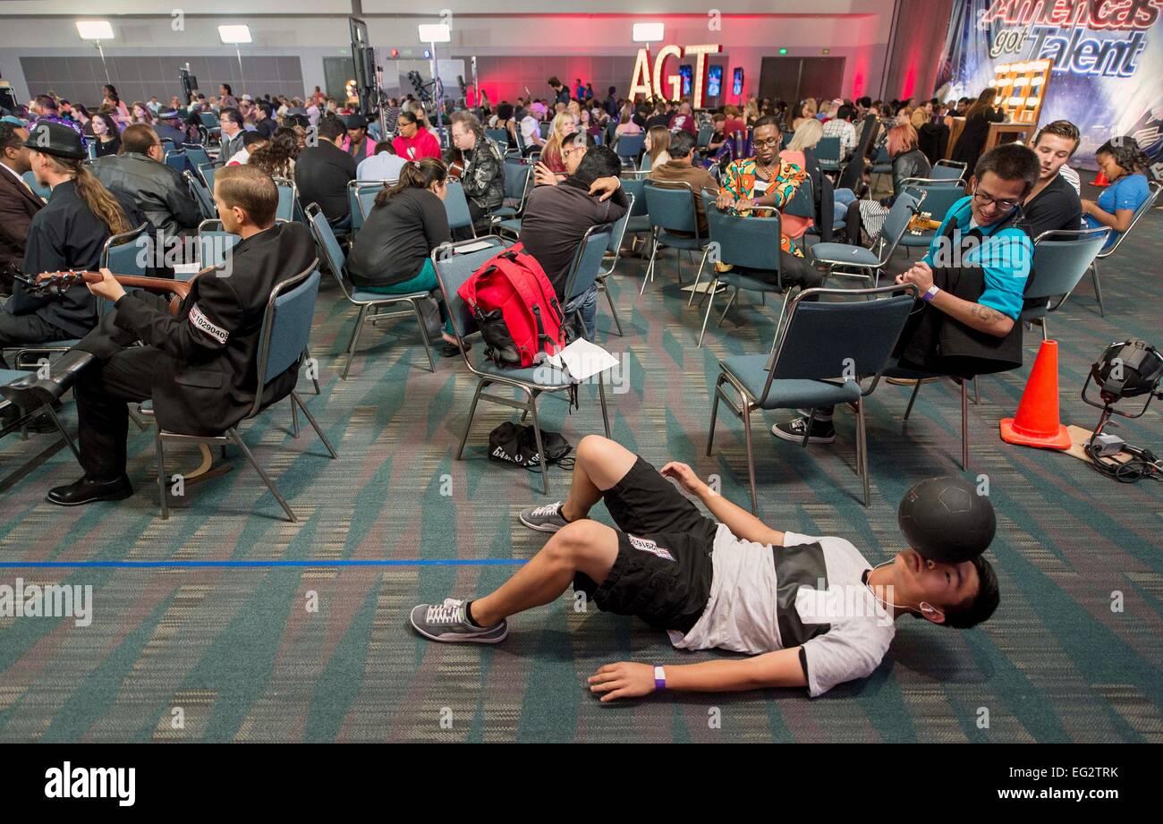 Los Angeles, Kalifornien, USA. 14. Februar 2015. JEREMY PARK übt sein Talent, Freestyle-Fußball in der Kandidat Wartebereich vor Vorsprechen für Saison 10 der NBC-Sommerserie "America es Got Talent. Bildnachweis: Brian Cahn/ZUMA Draht/Alamy Live-Nachrichten Stockfoto