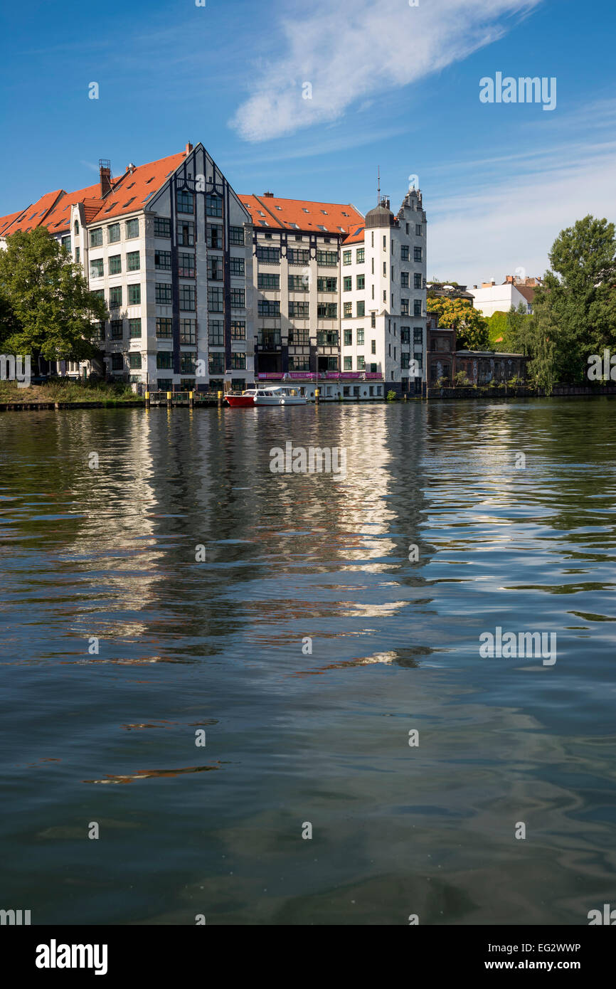 Mehrstöckige weiße Gebäude am Ufer der Spree, Berlin, Hauptstadt von Deutschland, Europa. Stockfoto