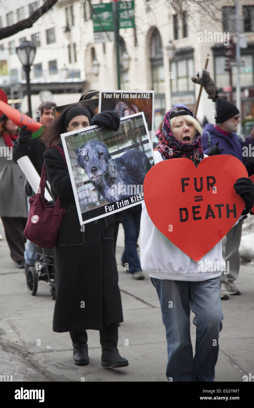 Tierschützer Rechte öffnete ihre Herzen aus Protest am Valentinstag; marschieren auf 5th Ave., Bergdorf Goodman; ein Luxus waren Kaufhaus, das Fell verkauft; senden die Nachricht, dass Pelz zu kaufen ein Verbrechen gegen Tiere ist. Stockfoto