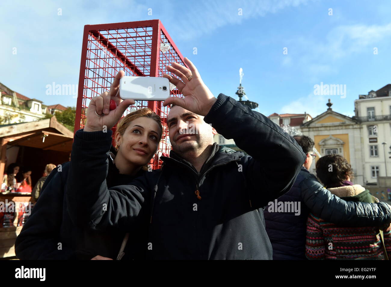 Lissabon, Portugal. 14. Februar 2015. Ein paar Fotos nach der Platzierung eines Vorhängeschlosses auf einer Skulptur auf dem Rossio-Platz in Lissabon, Portugal, 14. Februar 2015. Hunderte von Menschen feierten den Valentinstag indem ein Vorhängeschloss auf einer riesigen Skulptur, bestehend aus dem Wort "Liebe" hier. Die Veranstaltung wurde von der Association De Mais Coracao--Movimento Daniela (geben mehr Herz - Daniela-Bewegung) organisiert, um Geld für Kinder mit Herzproblemen in Mosambik. © Zhang Liyun/Xinhua/Alamy Live-Nachrichten Stockfoto