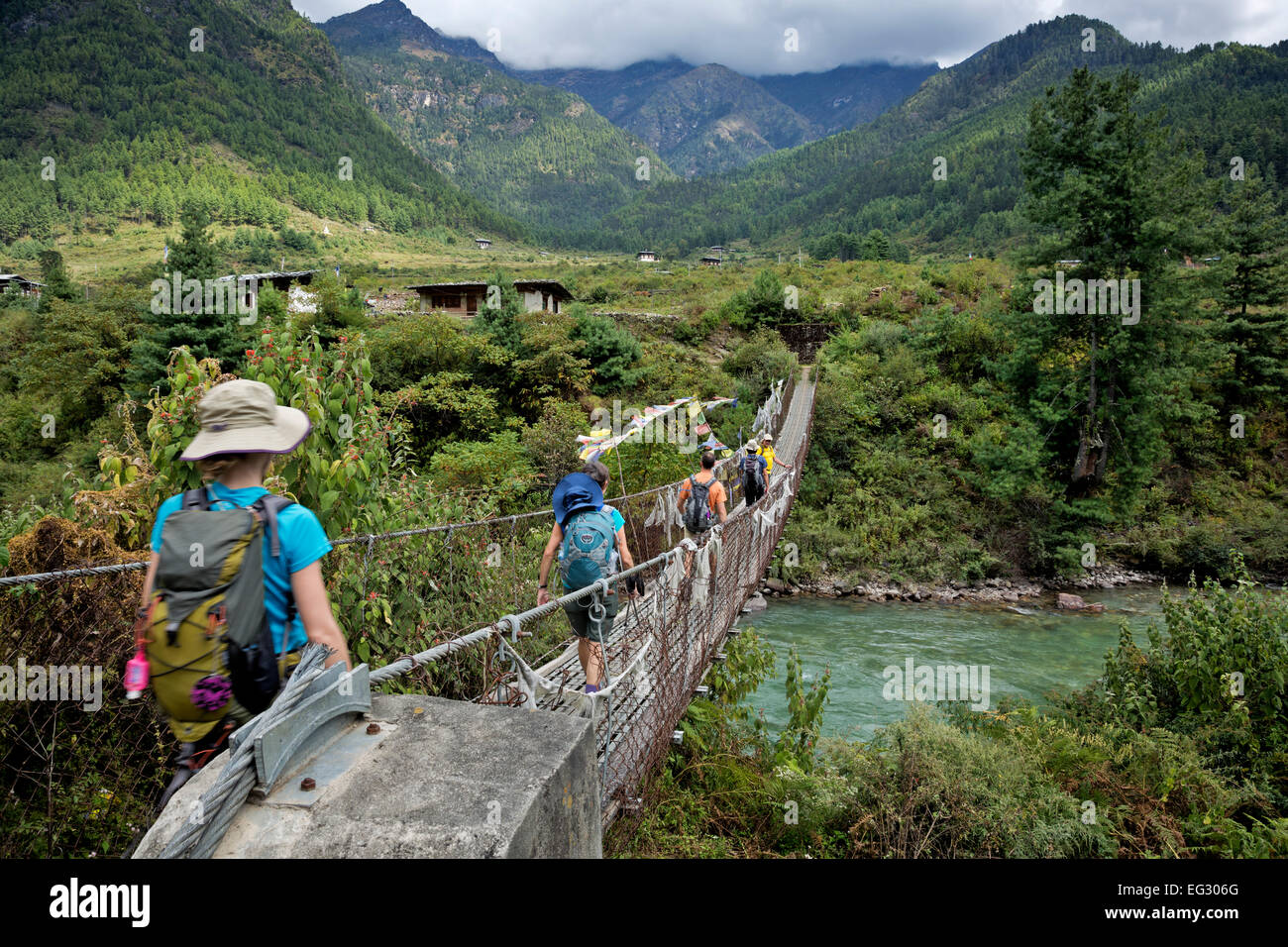 BU00142-00... BHUTAN - Trekker, die Überquerung der Paro Chhu (Fluss) am ersten Tag zu Fuß auf den Jhomolhari 2 Trek. Stockfoto