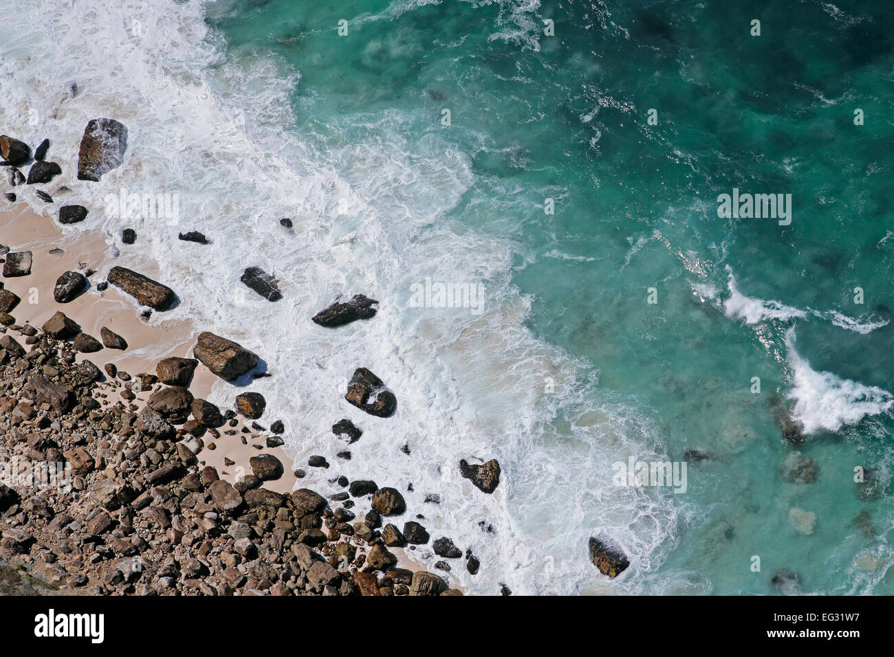 Luftaufnahme von einem felsigen Strand und Wellen, Südafrika Stockfoto