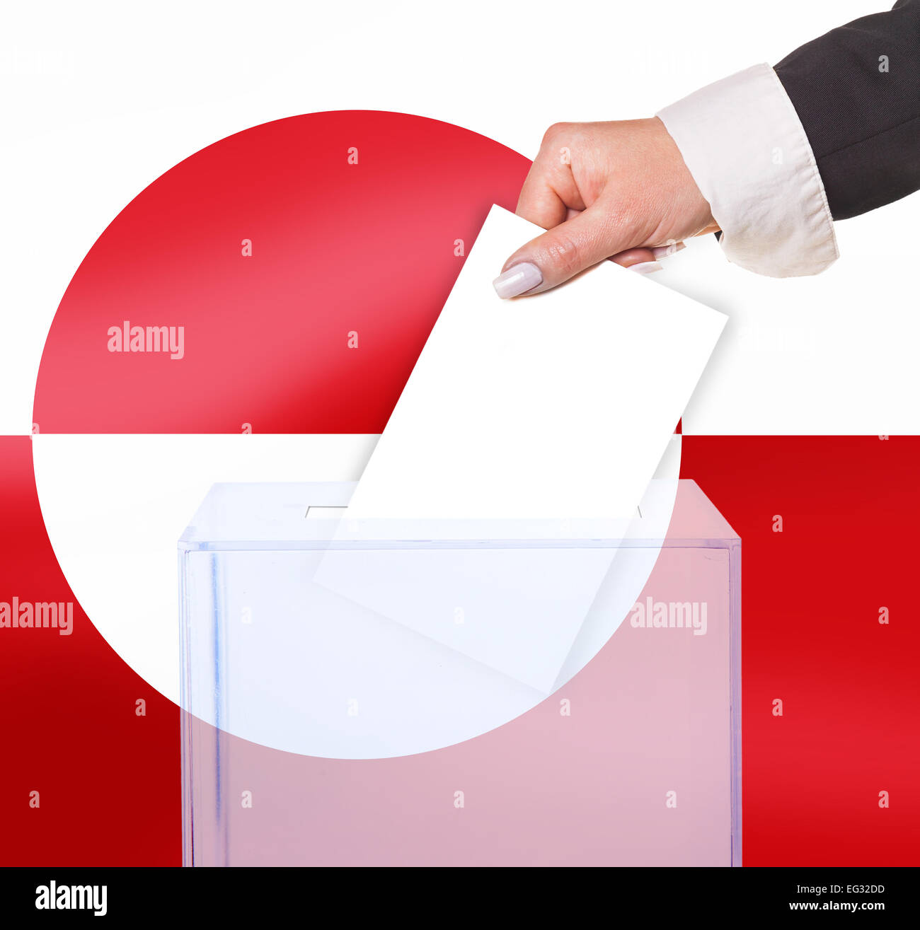 Wahlhilfe Abstimmung durch Stimmzettel, unter der Flagge von Grönland Stockfoto