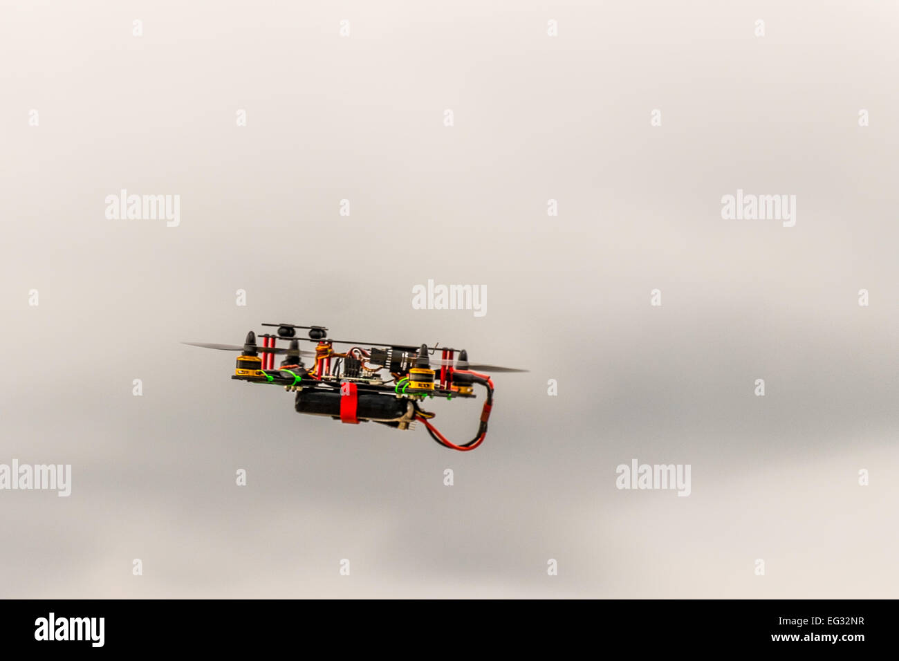 hoch fliegende Quadrocopter Stockfoto