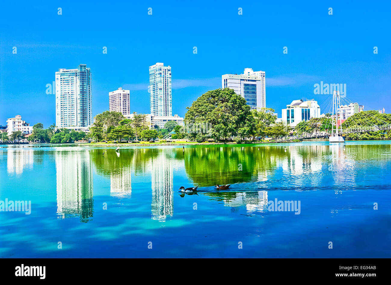 Colombo Beira Lake und Skyline, einem See im Herzen der Stadt Colombo umgeben von vielen großen Unternehmen In der Stadt Stockfoto