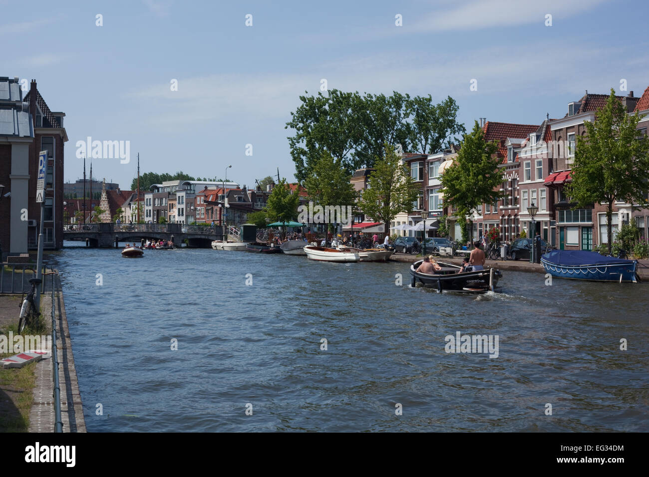 Leiden. Niederländische Provinz Süd-Holland, Niederlande. Zusammenfluss von Oude und Nieuwe (alte und neue Rhein). Zentralbereich des cit Stockfoto