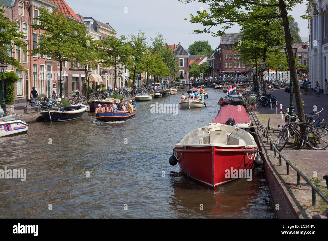 Leiden. Niederländische Provinz Süd-Holland, Niederlande. Zusammenfluss von Oude und Nieuwe (alte und neue Rhein). Stockfoto