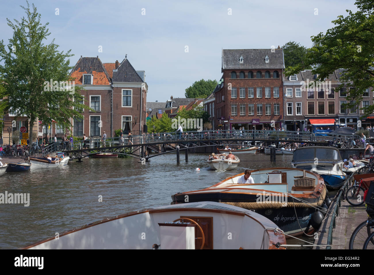 Leiden. Niederländische Provinz Süd-Holland, Niederlande. Zusammenfluss von Oude und Nieuwe (alte und neue Rhein). Stockfoto