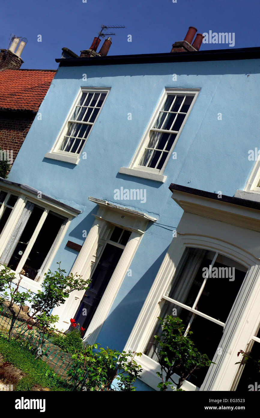 Blau gemalte Haus in Stokesley Dorf Stockfoto