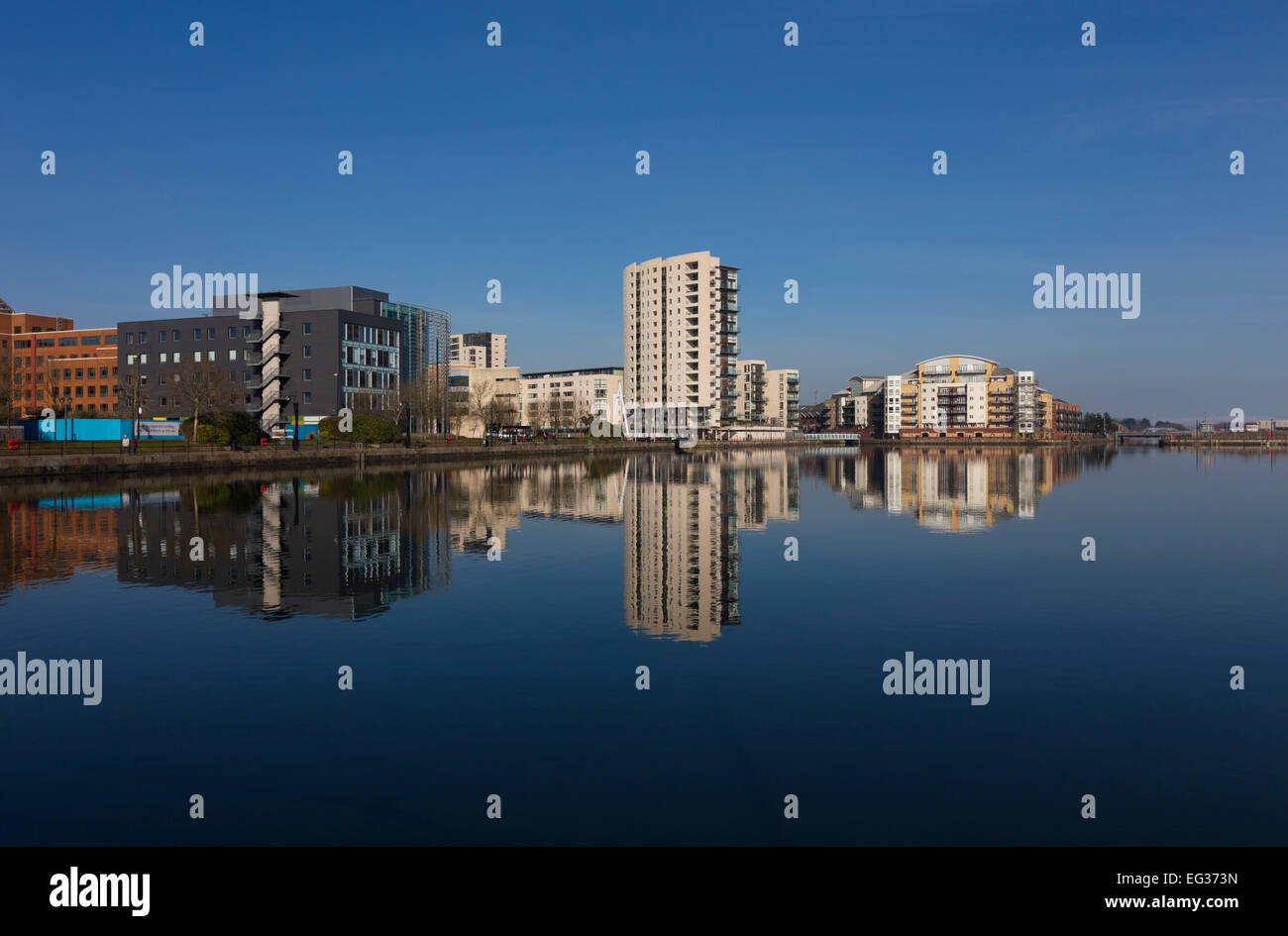 Entwicklung neuer neben Roath Bassin, Bucht von Cardiff, Wales Stockfoto