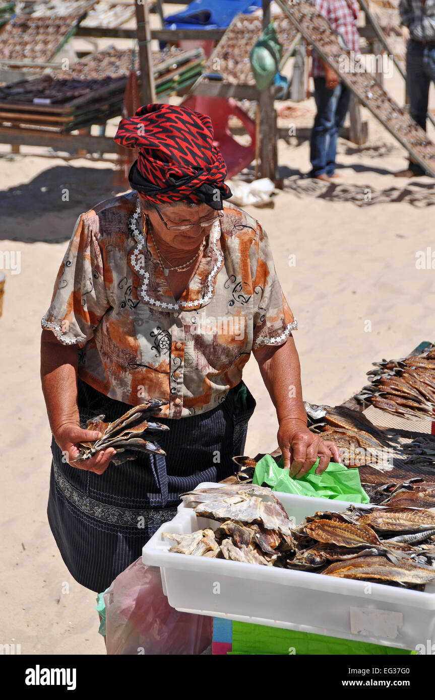 Frau verkaufen Fisch auf traditionelle Weise auf den Strand von Nazaré Praia an der West Küste von Portugal Stockfoto