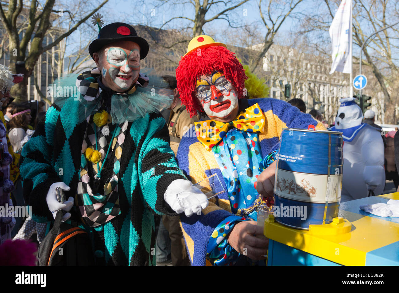 Düsseldorf, Deutschland. 15. Februar 2015. Zwei Clowns Tippen auf einem Fass. Straßenkarneval Feierlichkeiten statt auf Königsallee (Kö) in Düsseldorf vor dem traditionellen Rosenmontag Umzug (Rosenmontagszug). Foto: Carnivalpix/Alamy Live-Nachrichten Stockfoto