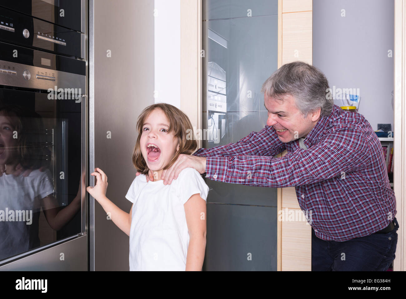 Vater überrascht seine Tochter Süßigkeiten Stockfoto