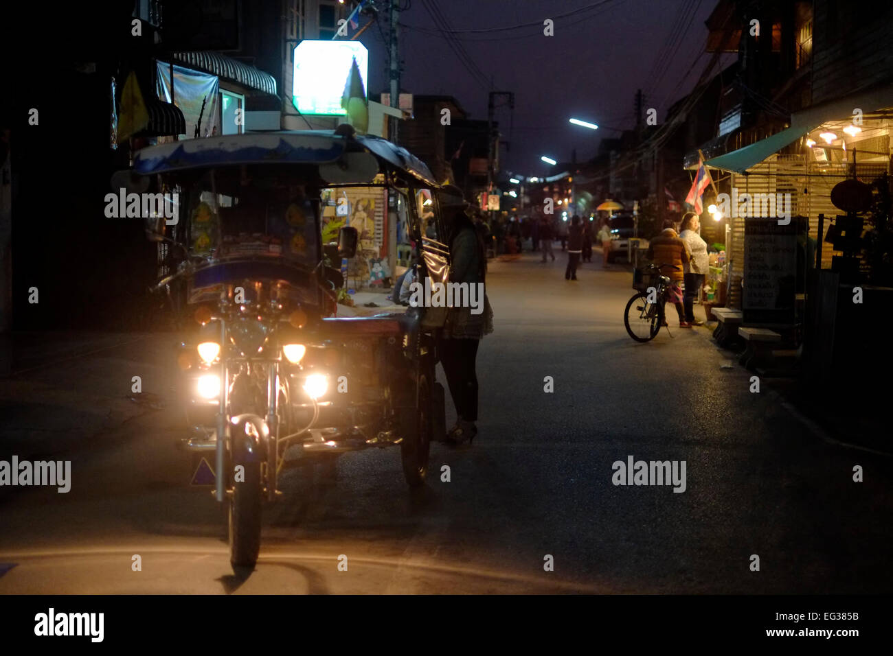 Ansicht bei Nacht von Chaikhong Straße, die am Wochenende abends verwandelt sich in eine Straße zu Fuß in die Stadt Chiang Khan in der Provinz Loei in der nordöstlichen Region Isaan am Südufer des Flusses Mekong Laos. Thailand Stockfoto