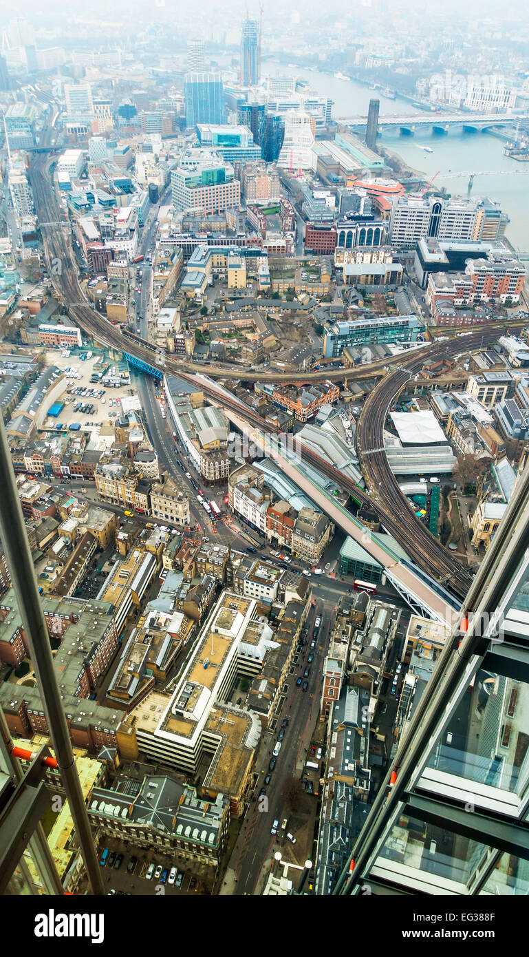 Blick von oben von The Shard, UKm Borough Market in London Southwark ist unter dem Dreieck der Gleise in der Mitte. Stockfoto