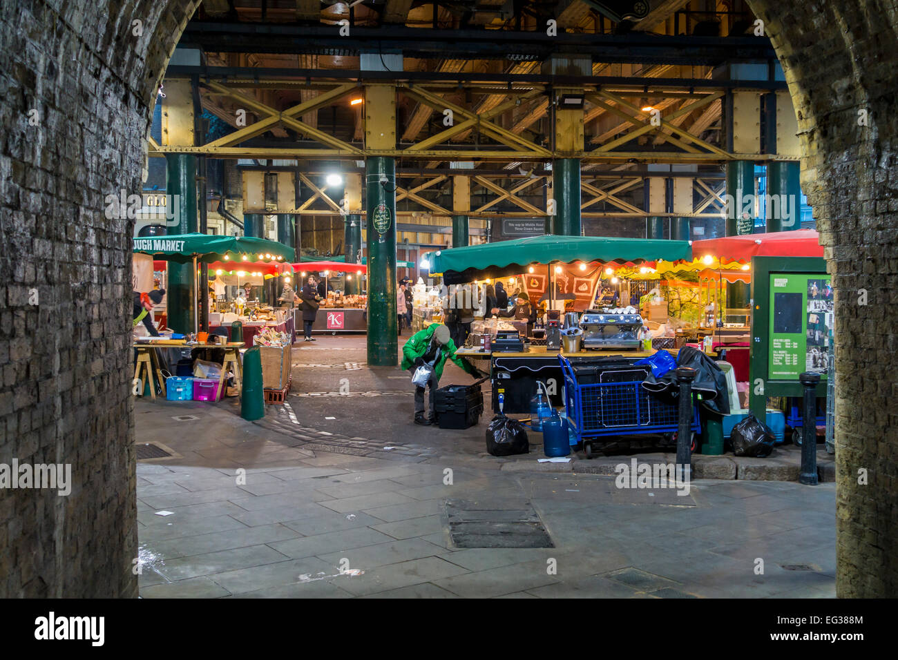 Start eines weiteren Tages. Stände einrichten im Borough Market Southwark London Stockfoto
