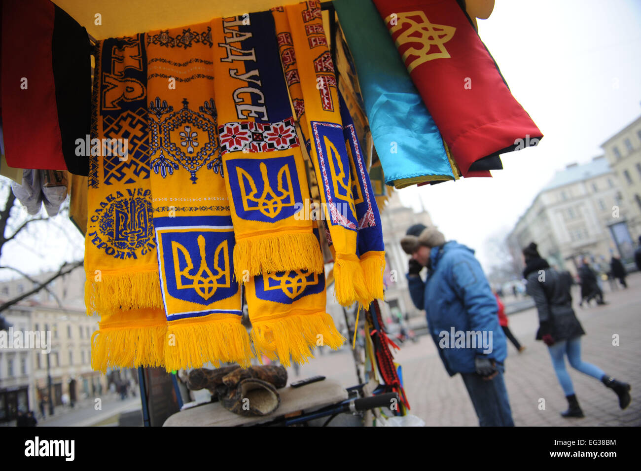 Eine Straße Verkäufer verkauft Schals der ukrainischen Fußball-Nationalmannschaft in der Innenstadt von Lwiw, Ukraine, 15. Februar 2015. Foto: Andreas Gebert/dpa Stockfoto