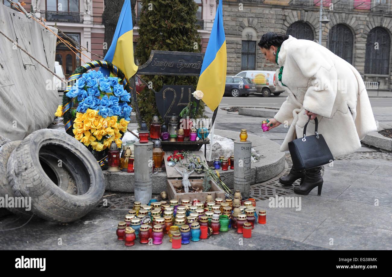 Eine Frau legt eine Kerze vor einem Denkmal für gefallene ukrainische Soldaten in der Innenstadt von Lwiw, Ukraine, 15. Februar 2015. Foto: Andreas Gebert/Dpa (c) Dpa - Bildfunk Stockfoto