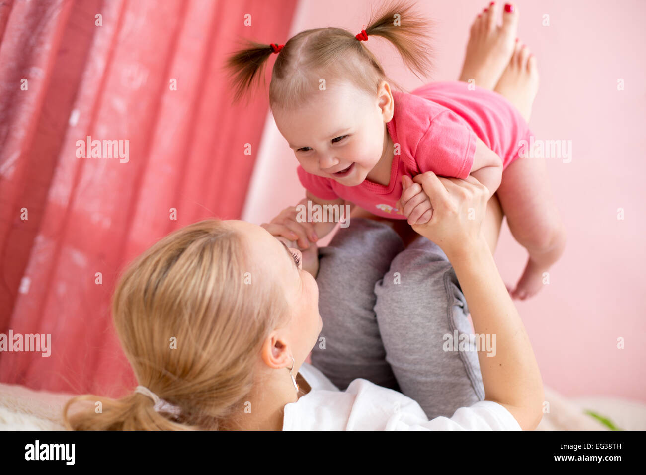 Junge Mutter halten Baby, Spaß, Bewegung, Freizeit Stockfoto