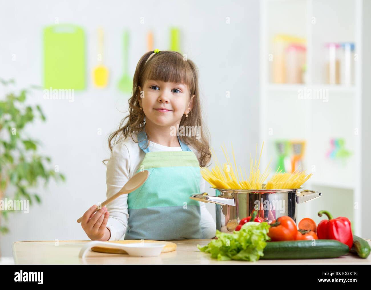 Kind Mädchen spielen Kochen und Zubereitung spaghetti Stockfoto