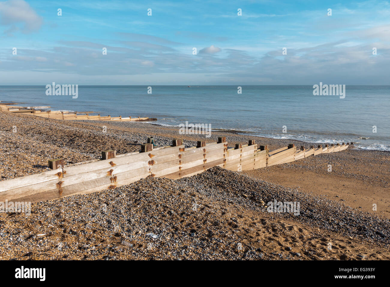 Küstenschutz gegen Küstenerosion Buhnen auf Kies Strand Küste von Kent Stockfoto